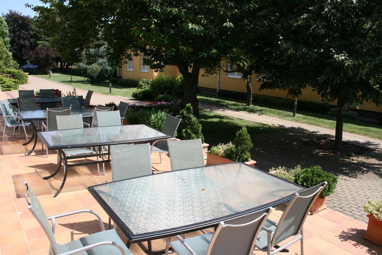 Park Hotel Es Rendezveny Centrum Bábolna Eksteriør billede